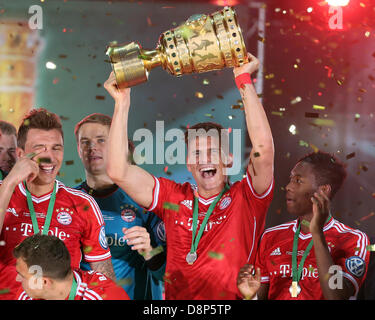 Berlin, Deutschland. 1. Juni 2013. München Mario Gomez feiert nach dem Sieg der deutschen DFB Pokal Finale Fußballspiel zwischen FC Bayern München und VfB Stuttgart im Olympiastadion in Berlin, Deutschland, 1. Juni 2013. Foto: Kay Nietfeld/Dpa.) Stockfoto