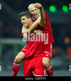 Jubel Zum 3: 0. Torschuetze Mario GOMEZ (l. / FC Bayern) Freut Sich Mit Arjen ROBBEN (FC Bayern).   Fussball DFB-Pokal Finale: FC Bayern München - VfB Stuttgart, Berlin, 01.06.2013 - Fußball, Fußball DFB-Pokal Final / deutschen Cup-Finale: FC Bayern München vs. VfB Stuttgart, Berlin, 1. Juni 2013-- Stockfoto