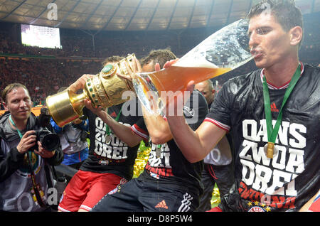 Berlin, Deutschland. 1. Juni 2013. München Mario Gomez feiert mit Teamkollegen nach dem Gewinn der deutschen DFB Pokal Finale Fußballspiel zwischen FC Bayern München und VfB Stuttgart im Olympiastadion in Berlin, Deutschland, 1. Juni 2013. Foto: Maurizio Gambarini/Dpa.) Stockfoto