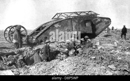 Dieses Foto zeigt eines der gepanzerten Automobile oder "Panzer", die von Briten benutzt wurden, um die Deutschen im September 1916 im Ersten Weltkrieg zu überraschen. Ihre Raupenwagen und ihre besondere Form ermöglichen es ihnen, leicht über Hindernisse und Gräben vorzurücken. Stockfoto