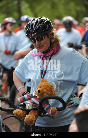 Die Mall, London, UK. 2. Juni 2013. Hilfe für Helden Fahrer am Ende of'The Mall.  Help for Heroes, die Radtour in London ankommt, wie die Fahrer fegen down The Mall vor Buckingham Palace. Bildnachweis: Matthew Chattle/Alamy Live-Nachrichten Stockfoto