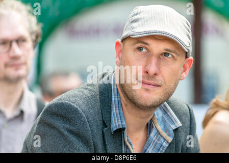 Moskau, Russland. 1. Juni 2013. Justin Tate, Senior Exportmanager bei Ahmad Tea Limited, besucht Moskau Ahmad Tee-Musik-Festival. Moskau, 1. Juni 2013 Credit: Alexander Stzhalkouski/Alamy Live-Nachrichten Stockfoto