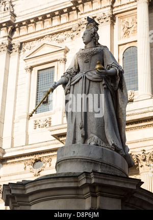 Statue von Königin Anne am St. Pauls Kathedrale in London Stockfoto