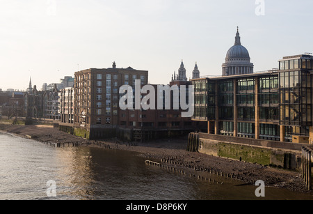 Moderne Wohnungen und Häuser von Themse mit St Pauls Cathedral in London England in der Dämmerung wie die Sonne ist im Himmel niedrig eingestellt. Stockfoto