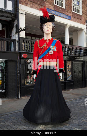 Chester, UK, 2. Juni 2013. Ihre Majestät die Königin Royal Abbildung, der militärischen Kleid mit einer Schärpe und eine Medaille in Chester's Carnival von Riesen zum 60. Jahrestag der Krönung Jahr Ihrer Majestät Kennzeichnung abgeschlossen. 60 riesige Zeichen wurden von den Experten wurde in Chester riesige Stadt erstellt. Die Riesen und ihre Teams feiern Jubiläum Krönung Elisabeth II. mit dem Thema Bugs die Notlage der bescheidenen Bumble Bee zu markieren. Credit: Conrad Elias/Alamy leben Nachrichten Stockfoto