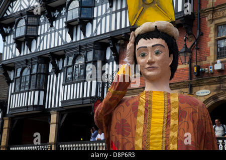 Chester, UK 2. Juni 2013. Chesters Carnival of Giants den 60. Jahrestag ihrer Majestät Krönung Jahres. 60 Riese Zeichen wurden von den Experten bei Chester Giant City geschaffen.  Die Riesen und ihre Teams feiern Elizabeth II Jubilee Krönung mit dem Thema Bugs, um die Not der bescheidenen Hummel zu markieren. Bildnachweis: Conrad Elias/Alamy Live-Nachrichten Stockfoto