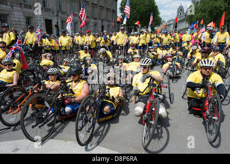 London, UK. 2. Juni 2013. Radfahrer Geldbeschaffung, Hilfe für Helden einen guten Zweck unterstützen ankommen am Kriegerdenkmal Whitehall. Einige haben von Paris gefahren. 2. Juni 2013. Bildnachweis: Stephen Ford/Alamy Live-Nachrichten Stockfoto