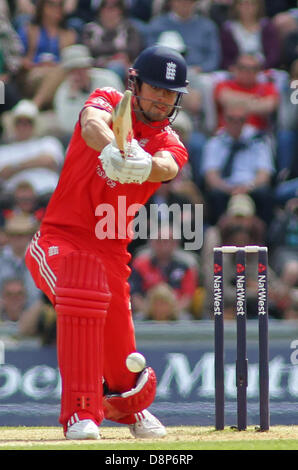 Southampton, UK. 2. Juni 2013. Englands Alastair Cook während der 2. Nat West eintägigen internationalen Cricket match zwischen England und Neuseeland im Lords Cricket Ground auf 2. Juni 2013 in London, England, (Foto von Mitchell Gunn/ESPA/Alamy Live News) Stockfoto