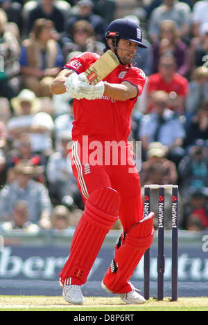 Southampton, UK. 2. Juni 2013. Englands Alastair Cook während der 2. Nat West eintägigen internationalen Cricket match zwischen England und Neuseeland im Lords Cricket Ground auf 2. Juni 2013 in London, England, (Foto von Mitchell Gunn/ESPA/Alamy Live News) Stockfoto