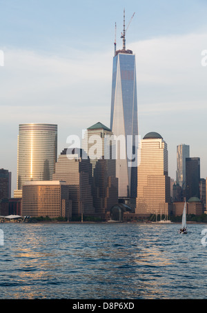 Skyline von Lower Manhattan in New York City Exchange Place über Hudson River mit WTC entnommen Stockfoto