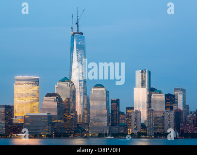 Skyline von Lower Manhattan in New York City in der Abenddämmerung Stockfoto