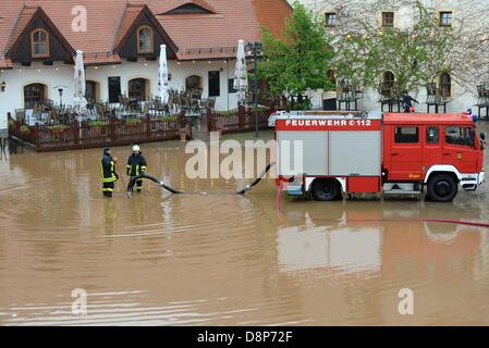 Zwickau, Deutschland. 2. Juni 2013. Feuerwehrleute versuchen Sie pumpt das Wasser vor dem Wasserschloss Klaffenbach in Chemnitz, Deutschland, 2. Juni 2013. Starke Regenfälle verursachen schweren Überschwemmungen der Flüsse in Sachsen. Foto: HENDRIK SCHMIDT/Dpa/Alamy Live News Stockfoto