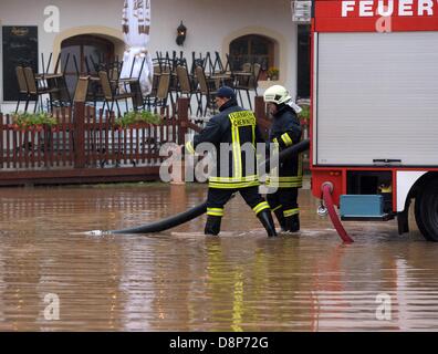 Zwickau, Deutschland. 2. Juni 2013. Feuerwehrleute versuchen Sie pumpt das Wasser vor dem Wasserschloss Klaffenbach in Chemnitz, Deutschland, 2. Juni 2013. Starke Regenfälle verursachen schweren Überschwemmungen der Flüsse in Sachsen. Foto: HENDRIK SCHMIDT/Dpa/Alamy Live News Stockfoto