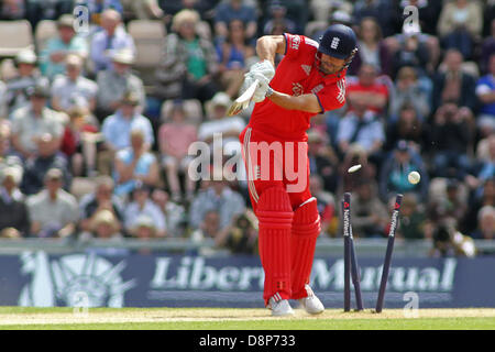 SOUTHAMPTON, ENGLAND - Juni 02: Englands Alastair Cook heraus rollte, während die 2. Nat West eintägigen internationalen Cricket match zwischen England und Neuseeland im Lords Cricket Ground auf 2. Juni 2013 in London, England, (Foto von Mitchell Gunn/ESPA) Stockfoto