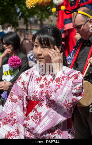 Chester, UK. 2. Juni 2013. 60 Riesen und ihre Teams nahmen an der Chester riesigen Festival, feiert Elizabeth II Jubilee Coronation.The Thema dieses Jahr ist BUGS! Hervorhebung der Not der bescheidenen Hummel. Bildnachweis: Cernan Elias/Alamy Live-Nachrichten Stockfoto