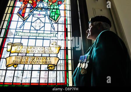 2. Juni 2013, Belfast, Nordirland. Derek Wilson, der mit der 6. Bataillon, UDR vom 3. März 1970 und derzeit Präsident des Zweiges Castlederg UDR Denkmal diente, bewundert das neu renovierte Fenster in Belfast City Hall, zum Gedenken an die Männer und Frauen, die während der Unruhen unter den UDR gedient. Stockfoto