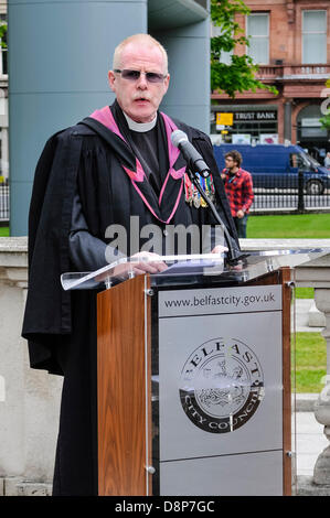 2. Juni 2013, Belfast, Nordirland.  Der Kaplan, Pfarrer Professor J Patton Taylor führt die Zeremonie zum Gedenken an die Männer und Frauen, die während der Unruhen unter den UDR gedient. Stockfoto