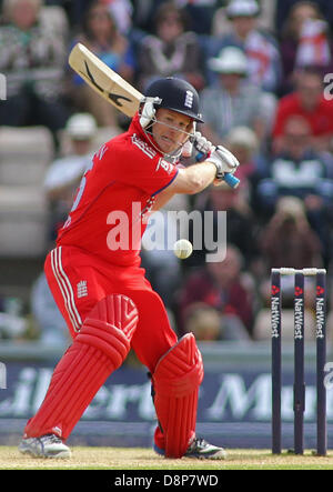 Southampton, UK. 2. Juni 2013. Englands Eoin Morgan während der 2. Nat West eintägigen internationalen Cricket match zwischen England und Neuseeland im Lords Cricket Ground auf 2. Juni 2013 in London, England, (Foto von Mitchell Gunn/ESPA/Alamy Live News) Stockfoto