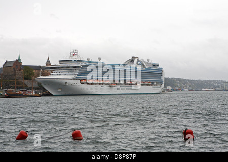 Die Emerald Princess Kreuzfahrtschiff angedockt in Oslo Norwegen Stockfoto