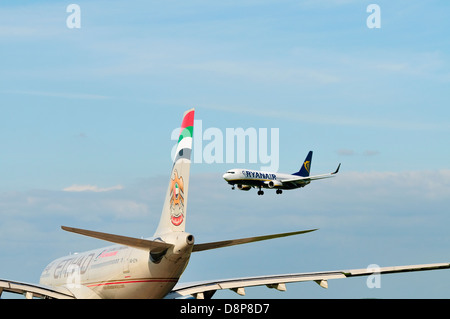 Rückansicht der Etihad Airways Airbus A330 Flugzeug warten für ein Ryanair Boeing 737 am East Midlands Airport landen. Stockfoto
