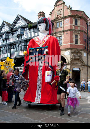 Chester, UK 2. Juni 2013. Chesters Carnival of Giants den 60. Jahrestag ihrer Majestät Krönung Jahres. 60 Riese Zeichen wurden von den Experten bei Chester Giant City geschaffen.  Die Riesen und ihre Teams feiern Elizabeth II Jubilee Krönung mit dem Thema Bugs, um die Not der bescheidenen Hummel zu markieren. Bildnachweis: Conrad Elias/Alamy Live-Nachrichten Stockfoto