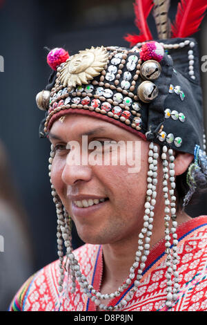 Chester, UK. 2. Juni 2013. 60 Riesen und ihre Teams nahmen an der Chester riesigen Festival, feiert Elizabeth II Jubilee Coronation.The Thema dieses Jahr ist BUGS! Hervorhebung der Not der bescheidenen Hummel. Stockfoto