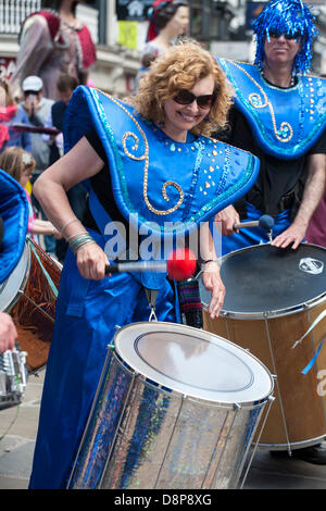 Chester, UK. 2. Juni 2013. 60 Riesen und ihre Teams nahmen an der Chester riesigen Festival, feiert Elizabeth II Jubilee Coronation.The Thema dieses Jahr ist BUGS! Hervorhebung der Not der bescheidenen Hummel. Stockfoto