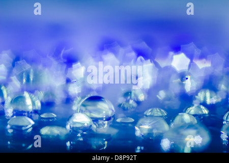 Abstrakte Wassertropfen Makro erschossen auf einer reflektierenden Oberfläche Stockfoto