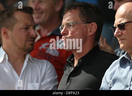 Leipzigs sportlicher Leiter Ralf Rangnick (C) beobachtet das Match zwischen Sportfreunde Lotte und RB Leipzig in der ConnectM-Arena in Lotte, Deutschland, 2. Juni 2013. Neben ihm steht Chief Executive von Red Bull Florian Mueller (R). FOTO: FRISO GENTSCH Stockfoto