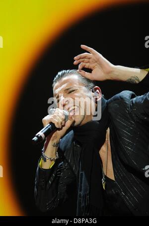 München, Deutschland. 1. Juni 2013. Sänger David Gahan von der britischen Band Depeche Mode führt auf der Bühne im Olympiastadion in München, 1. Juni 2013. Foto: Andreas Gebert/Dpa/Alamy Live-Nachrichten Stockfoto