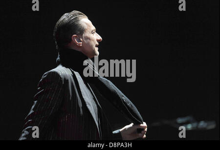 München, Deutschland. 1. Juni 2013. Sänger David Gahan von der britischen Band Depeche Mode führt auf der Bühne im Olympiastadion in München, 1. Juni 2013. Foto: Andreas Gebert/Dpa/Alamy Live-Nachrichten Stockfoto