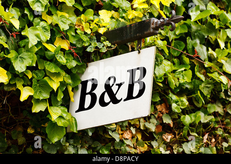 Bed And Breakfast in traditionellen Zeichen umgeben von einer Efeu-Ranke Stockfoto