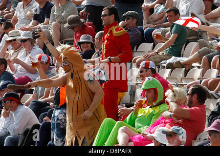 Southampton, UK. 2. Juni 2013. Fans im Kostüm während der 2. Nat West eintägigen internationalen Cricket match zwischen England und Neuseeland im Lords Cricket Ground auf 2. Juni 2013 in London, England, (Foto von Mitchell Gunn/ESPA/Alamy Live News) Stockfoto