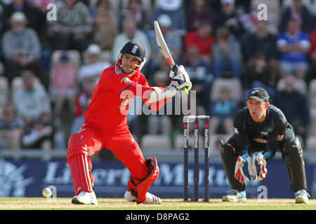 Southampton, UK. 2. Juni 2013. Englands James Anderson während der 2. Nat West eintägigen internationalen Cricket match zwischen England und Neuseeland im Lords Cricket Ground auf 2. Juni 2013 in London, England, (Foto von Mitchell Gunn/ESPA/Alamy Live News) Stockfoto