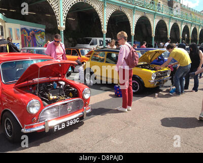 Brighton UK.  2. Juni 2013. Hunderte von Mini Autos, alt und neu, kommen auf Brighton Seafront.    Anrechnung von Crystal Palace Park, London, 2100 Minis, alt und neu, fahren Sie die A23 vor der Montage am Ziel des Madeira Park direkt am Meer, Brighton, als Bestandteil der jährlichen London nach Brighton Mini laufen. Bildnachweis: Graham Hush/Alamy Live-Nachrichten Stockfoto