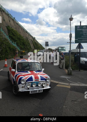 Brighton UK.  2. Juni 2013. Hunderte von Mini Autos, alt und neu, kommen auf Brighton Seafront.    Anrechnung von Crystal Palace Park, London, 2100 Minis, alt und neu, fahren Sie die A23 vor der Montage am Ziel des Madeira Park direkt am Meer, Brighton, als Bestandteil der jährlichen London nach Brighton Mini laufen. Bildnachweis: Graham Hush/Alamy Live-Nachrichten Stockfoto