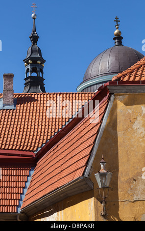 Alten Tallinn-Architektur-Fragment mit roten Dächern und Kirchen Stockfoto