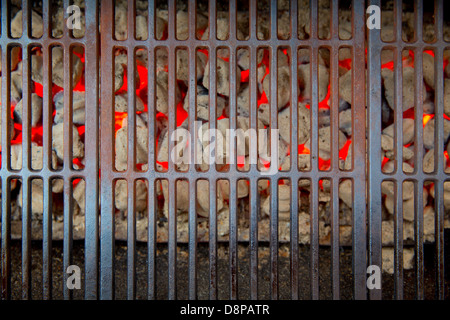 Grill-Glut im roten Feuer Leuchten Stockfoto