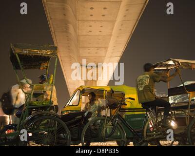 10. September 2012 - Neu-Delhi, Indien - Pendler und Fahrrad-Rikscha-Fahrer schwärmen die Gurgaon u-Bahnstation südlich von Delhi, Indien (Credit-Bild: © David H. Wells/ZUMAPRESS.com) Stockfoto