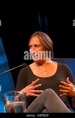 Hay-on-Wye, UK. 2. Juni 2013. Miranda Hart, Schauspielerin und Comic-Autor im Gespräch mit Claudia Winkleman am Finaltag das Hay-Festival. Bildnachweis: Graham M. Lawrence/Alamy Live-Nachrichten. Stockfoto