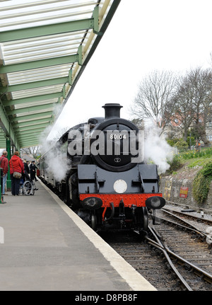 BR Standard Class 4 Lok Nr. 80104 Ankunft Swanage mit einem Service-Zug von Corfe Castle Dorset England uk Stockfoto