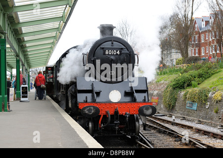 BR Standard Class 4 Lok Nr. 80104 Ankunft Swanage mit einem Service-Zug von Corfe Castle Dorset England uk Stockfoto