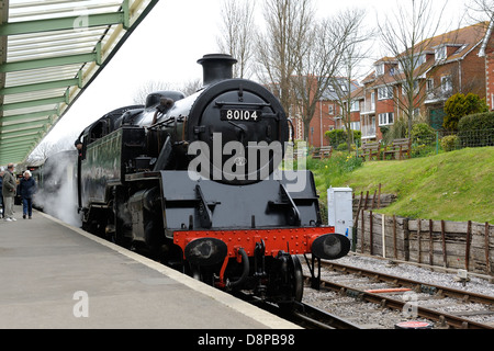 BR Standard Class 4 Lok Nr. 80104 Ankunft Swanage mit einem Service-Zug von Corfe Castle Dorset England uk Stockfoto