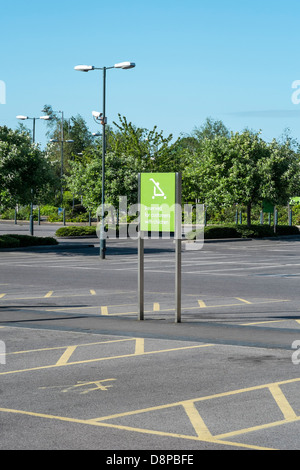 Reservierter Parkplatz für Menschen mit Kindern Stockfoto