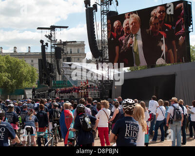 London, UK. 2. Juni 2013. Hilfe für Helden Wohltätigkeit, die Helden Fahrt 2013 bei Horse Guards Parade endet. Bildnachweis: Malcolm Park/Alamy Live-Nachrichten Stockfoto