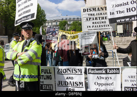 London, UK. 2. Juni 2013. Neturei Karta, Ultra-orthodoxen Juden, zeigen neben der islamischen Menschenrechtskommissionen gegen Israel sich näher an Israel 65 65 Jahre der Gründung des Staates Israel im Jahr 1948 in Trafalgar Square in London feiern. Bildnachweis: Rena Pearl/Alamy Live-Nachrichten Stockfoto