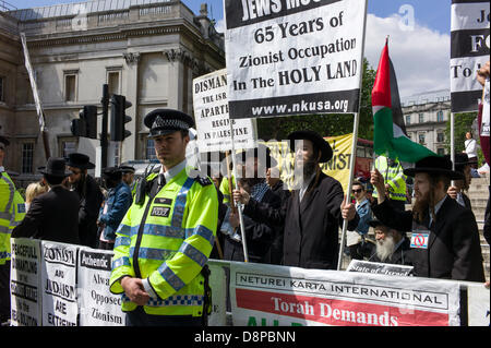 London, UK. 2. Juni 2013. Neturei Karta, Ultra-orthodoxen Juden, zeigen neben der islamischen Menschenrechtskommissionen gegen Israel sich näher an Israel 65 65 Jahre der Gründung des Staates Israel im Jahr 1948 in Trafalgar Square in London feiern. Bildnachweis: Rena Pearl/Alamy Live-Nachrichten Stockfoto