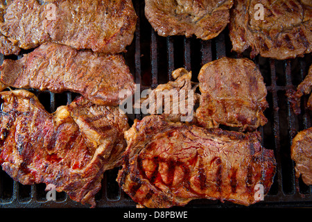 Rind Fleisch Grill gegrillt mit Glut und Rauch american style Stockfoto