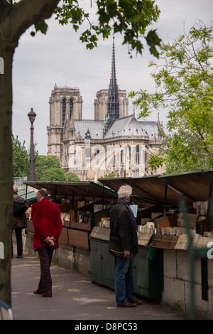 Buchhändler auf der Seine in der Nähe von Notre Dame in Paris, Frankreich Stockfoto