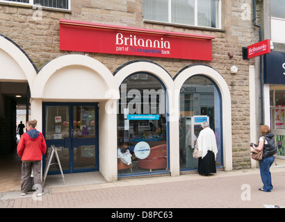 Menschen warten auf ATM Britannia Building Society (Co-op Bank) zu benutzen in Consett, Nord-Ost-England, UK Stockfoto